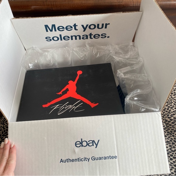 AUTHENTIC
Air Jordan 4 Retro (GS) University Blue/Black 408452-400 Size 6.5Y - Picture 3 of 12